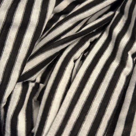 Black and white striped infinity scarf - Picture 6 of 10